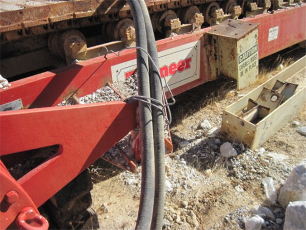 Pioneer 72" X 32' L Apron Feeder With Hagglunds Drive)