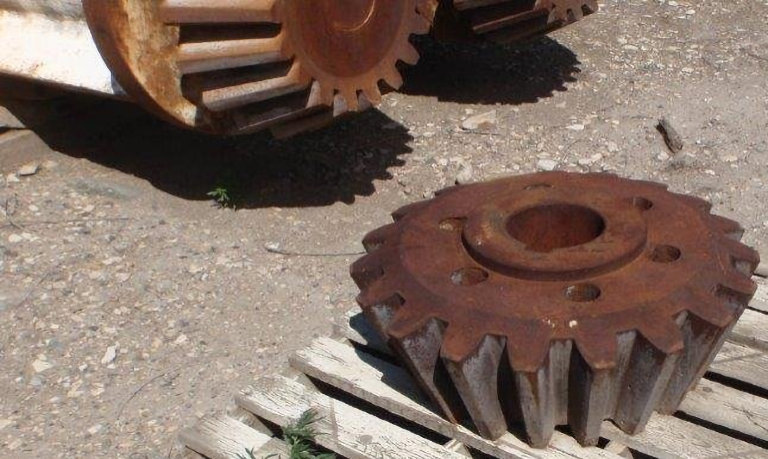Lot Of Spare Parts For Traylor 54" X 74" Bulldog Type "t" Gyratory Crusher Including Head & Mainshaft, Countershaft, Pinion Gears, Eccentric Gear And More)