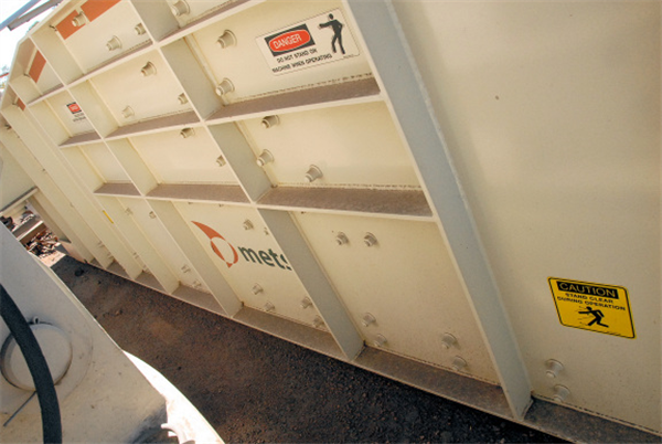 Unused Metso 8' X 20' Single Deck Low Head Vibrating Screen)